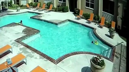 Une fillette sauve se petite sœur qui est en train de se noyer dans une piscine
