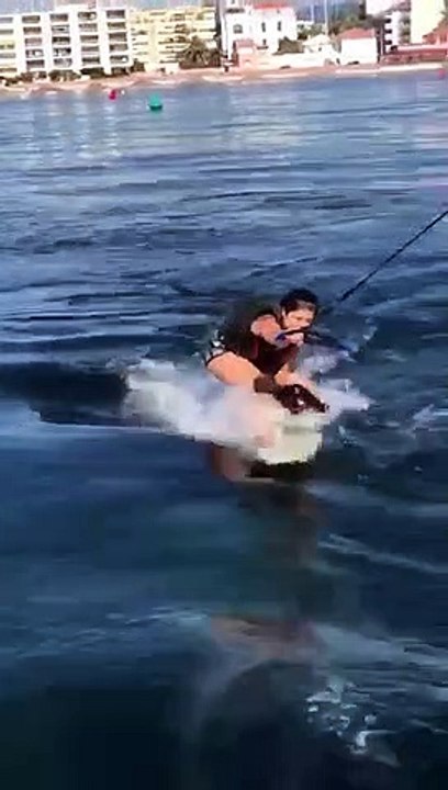 Une femme fait du wakesurf avec son chien au large de Cannes