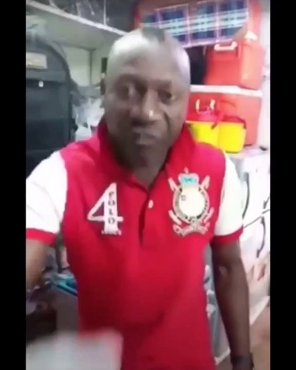 Ce vieux n'est pas content et il le fait savoir. Ecoutez ce qu'il dit !