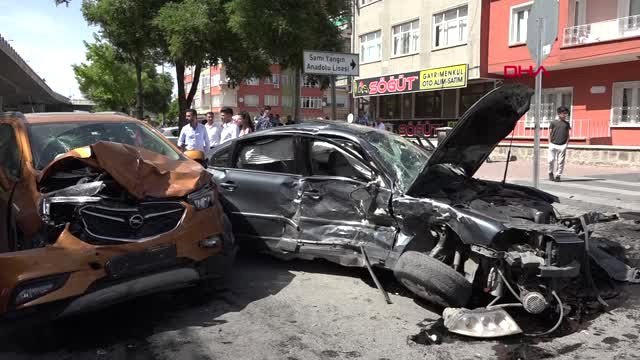 Kayseri'de iki otomobil çarpıştı: 8 yaralı