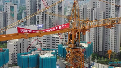 "소형 크레인 반대"...타워크레인 기사 2,300명 고공 농성 / YTN