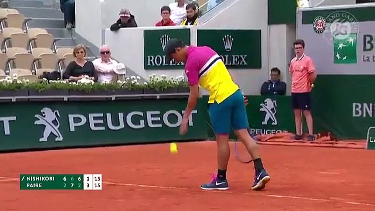 Balle de tennis facétieuse