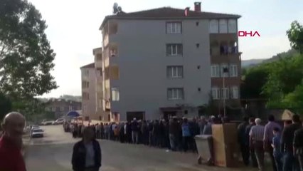 BURSA Mahallede 1 kilometrelik bayramlaşma kuyruğu