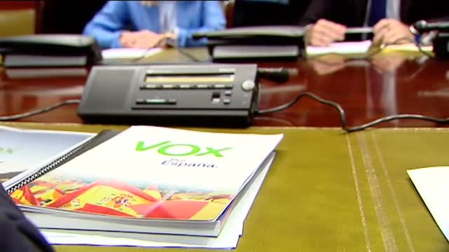 El PP y VOX inician conversaciones para pactar gobiernos en Comunidades y Ayuntamientos