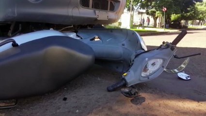 Moto para sob caminhão depois de acidente