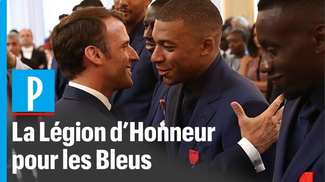 Macron décore les Bleus