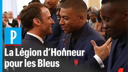 Macron décore les Bleus