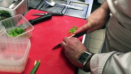 Le chef François Gagnaire nous accueille dans les cuisines de son restaurant Anicia