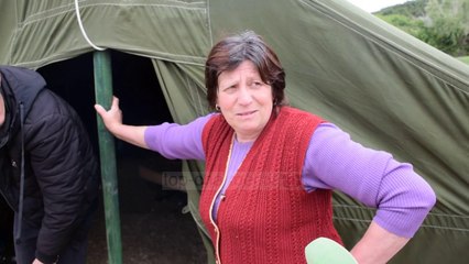Banorët nuk ikin nga fshati, një pjesë strehohen në shkollën e Floqit, të tjerët qëndrojnë në çadra