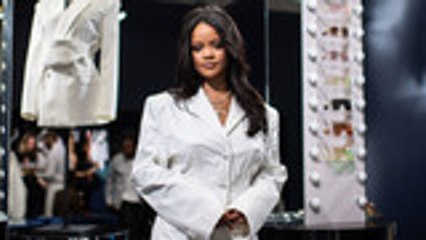 Tải video: Rihanna Named World's Richest Female Musician | Billboard News