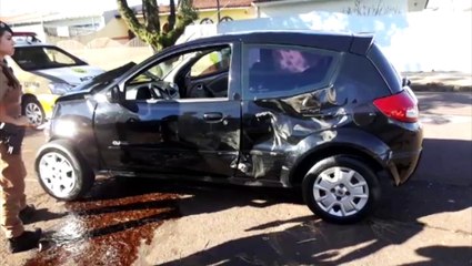 Carro e caminhonete se envolvem em colisão no Parque São Paulo