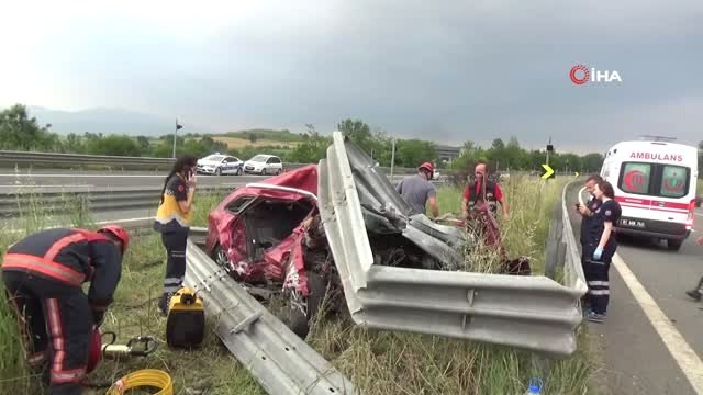 TEM'de aşırı hız ve alkol kaza getirdi... Hurdaya dönen otomobilde 2 kişi hayatını kaybetti