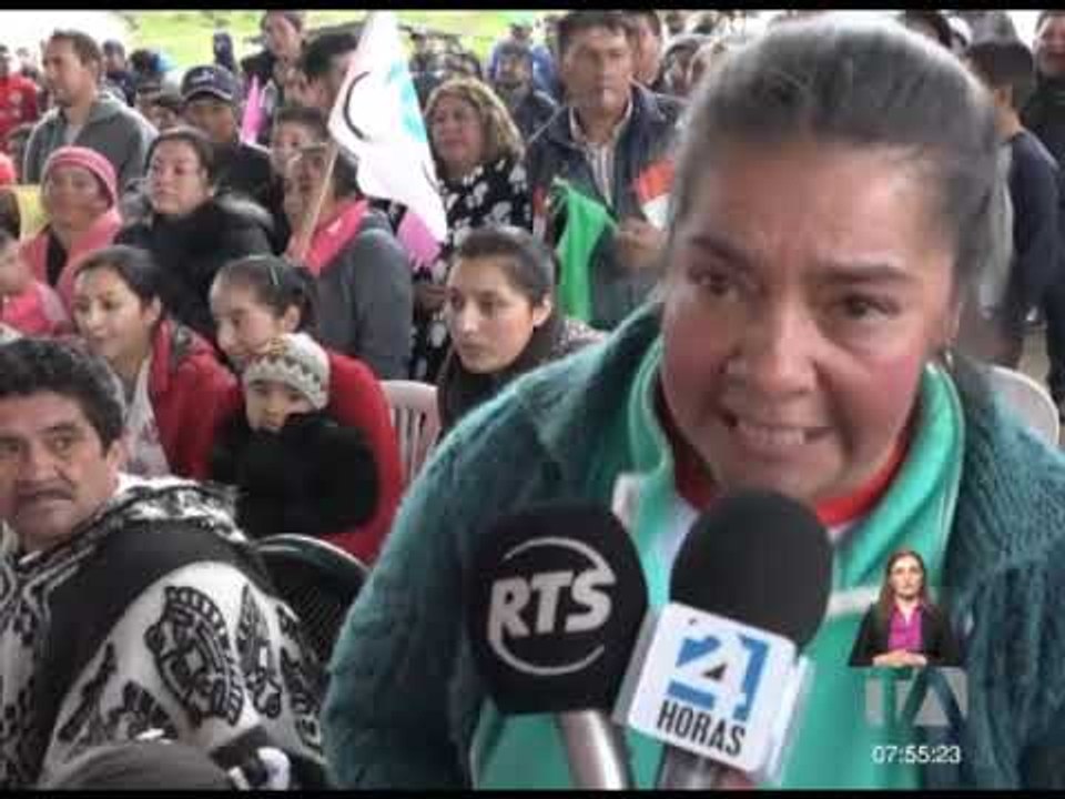 Familiares, vecinos y amigos esperan la llegada de Richard Carapaz -Teleamazonas