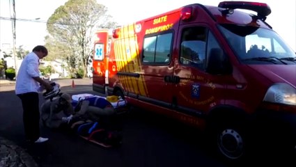 Motorista bate contra moto, sai do local da ocorrência, mas 'esquece' para-choque e placa