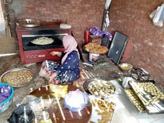 عواطف تصنع كعك العيد في المنزل : صاجات وفرن أمي