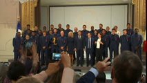 Bleus - Fraîchement décorée, l'équipe de France pose avec le président Macron dans l'Élysée