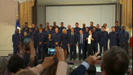 Bleus - Fraîchement décorée, l'équipe de France pose avec le président Macron dans l'Élysée