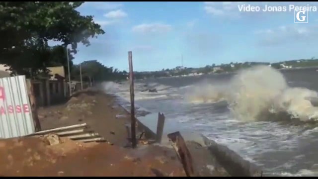 Internauta registra mar de ressaca em Anchieta