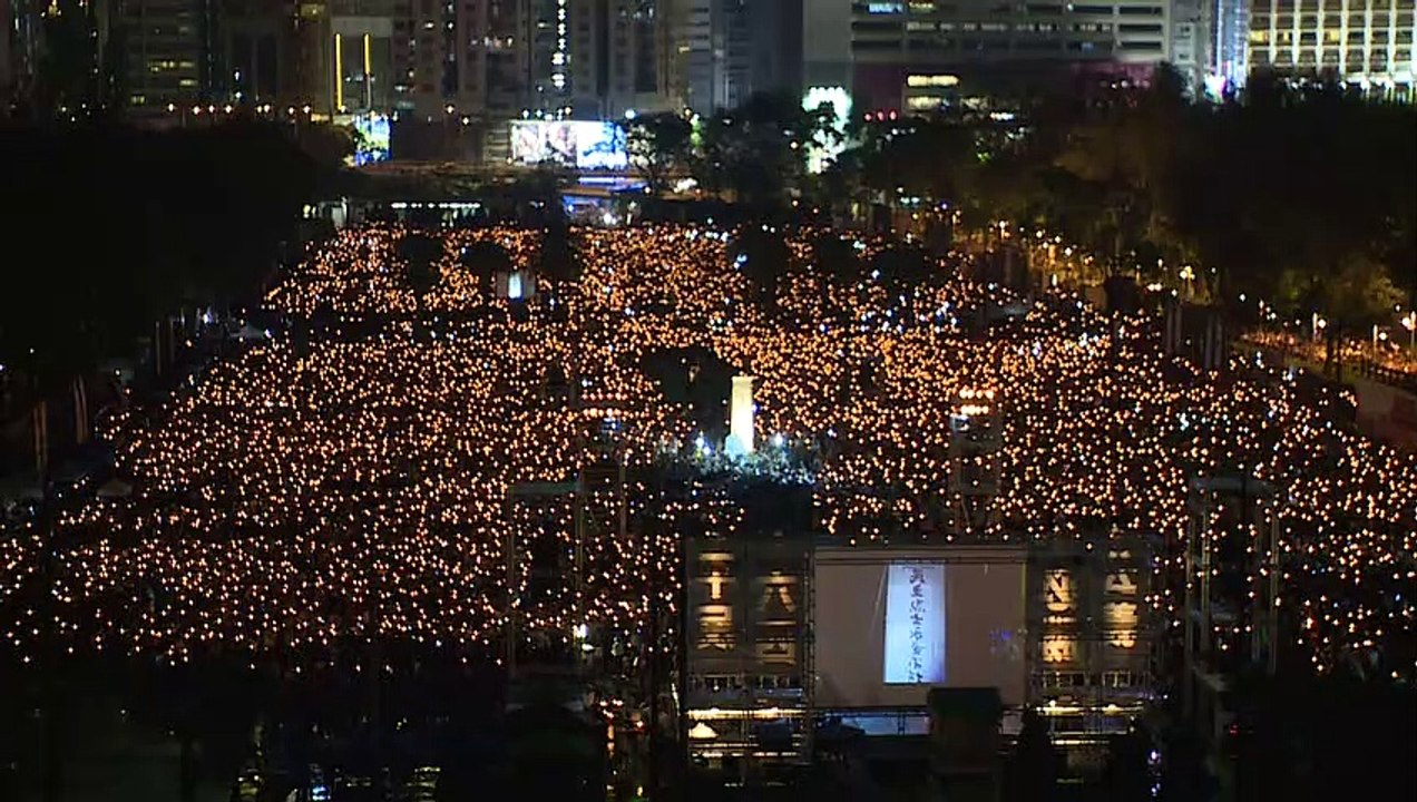 Mass candlelight vigil in Hong Kong to remember Tiananmen (2)