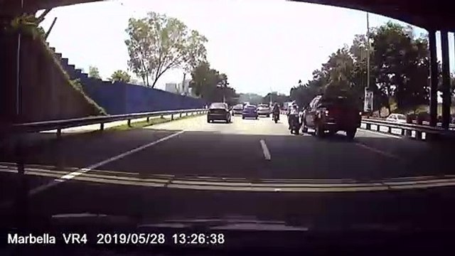 Ce motard qui roule trop vite percute l'arrière d'une voiture