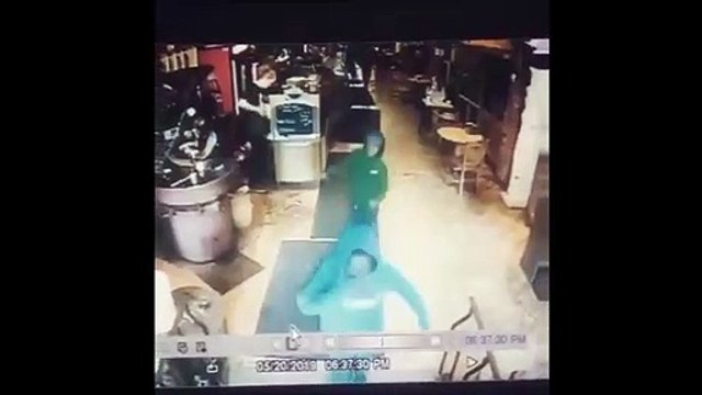 Une serveuse plaque au sol un enfant qui tentait de voler la boite des pourboires