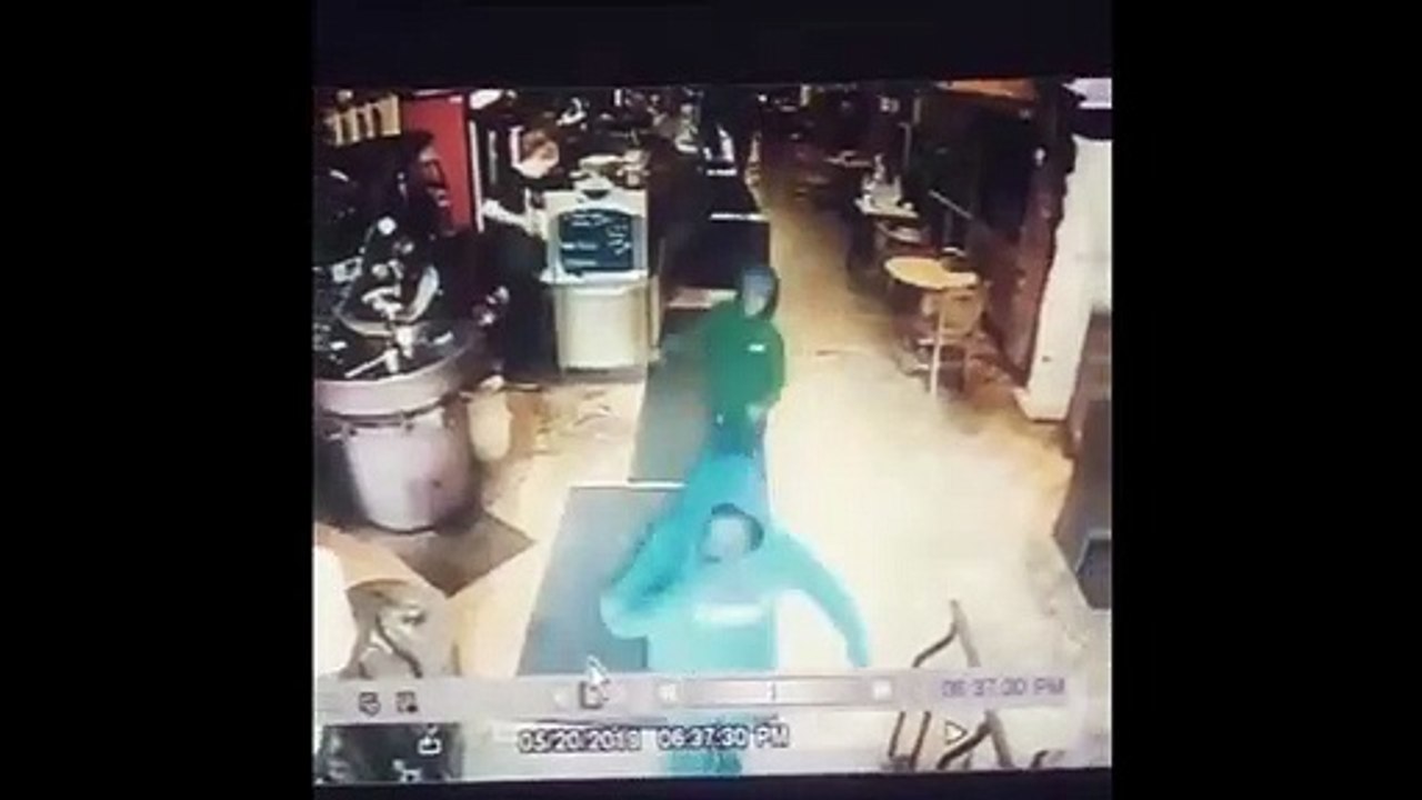 Une serveuse plaque au sol un enfant qui tentait de voler la boite des pourboires