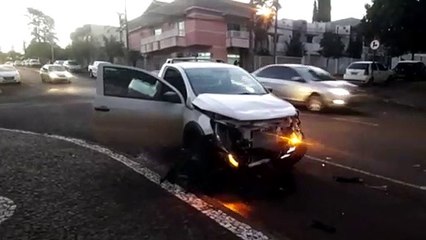 Carro e caminhão se envolvem em colisão no Bairro Neva