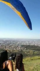 Un chien attaque un parapentiste au décollage