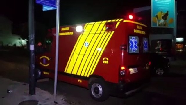 Carros batem na esquina do Quartel dos Bombeiros e jovem é socorrida