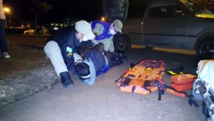 Motorista anda mais de 100 metros com motociclista no capô de carro, após colisão