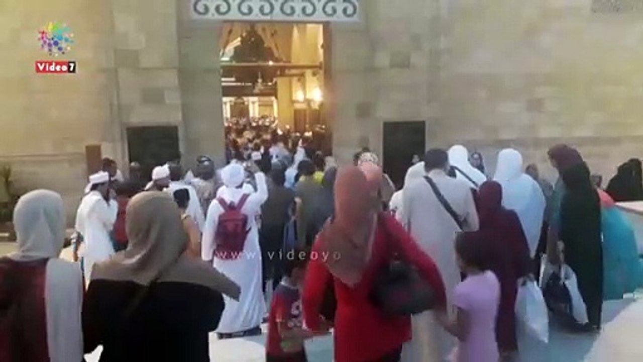الآلاف يتوافدون لأداء صلاة عيد الفطر بالجامع الأزهر