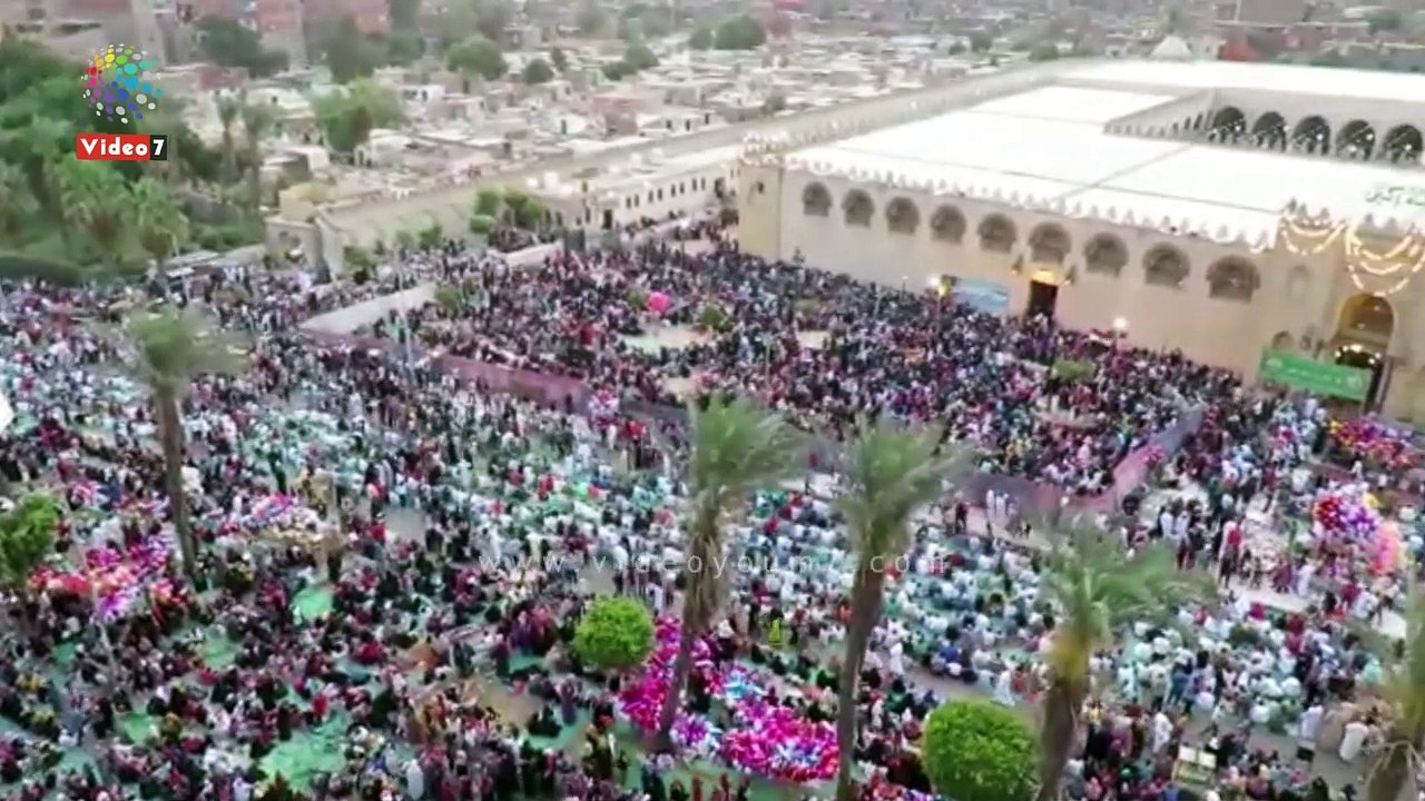 الآلاف يؤدون صلاة عيد الفطر بمسجد عمرو بن العاص