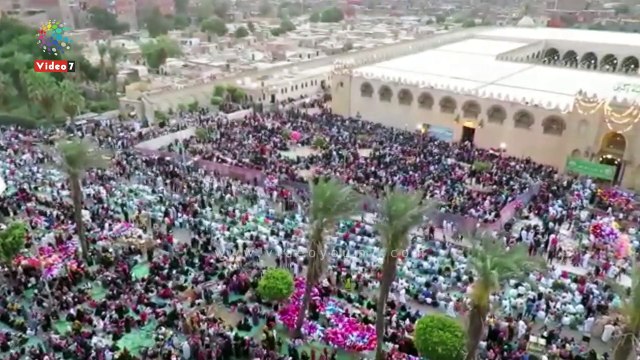 الآلاف يؤدون صلاة عيد الفطر بمسجد عمرو بن العاص