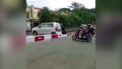 Thanh niên vượt barie nhưng quên "bắn tin" làm người yêu ngồi sau té ngửa