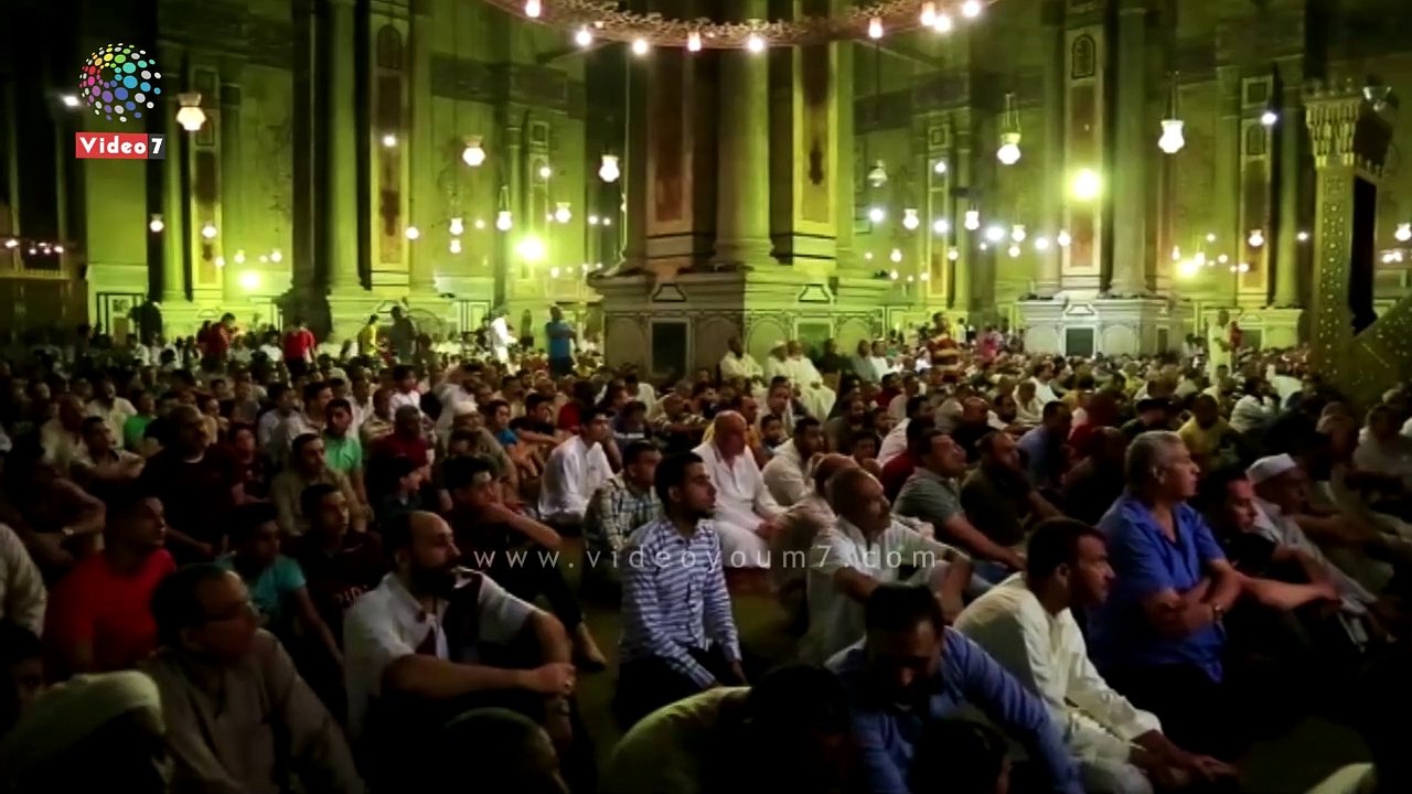 العشرات يتوافدون لصلاة العيد بمسجد السلطان حسن