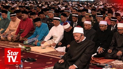 King leads Aidilfitri prayer at Masjid Negara