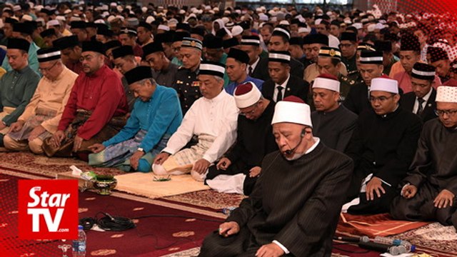 King leads Aidilfitri prayer at Masjid Negara