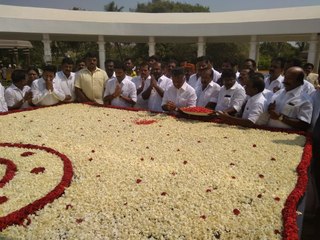 காலையிலேயே ஜெ. நினைவிடத்துக்கு விரைந்த ஓபிஎஸ், மகன் ரவீந்திரநாத்