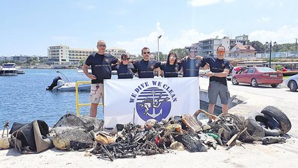Καθαρισμός βυθού στο Μάτι από την ομάδα We dive We Clean