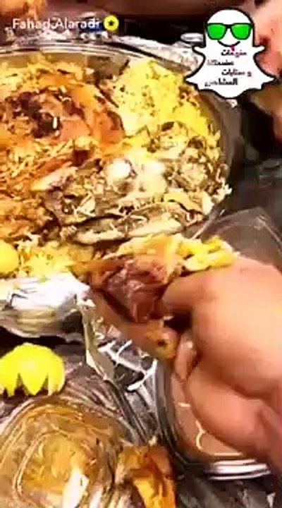 فهد العرادي يطقطق عالشباب في عزيمة فهد الصانع يطقطقون على بعض ضحك و قطات ههههه بوفوزي يبي ياكل رووعة