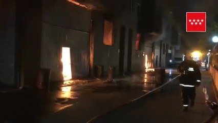 Aparatoso incendio en una nave industrial de Madrid