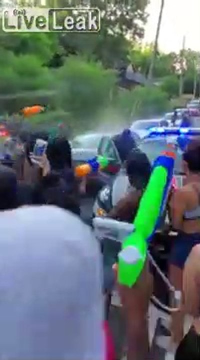 Assaut au pistolet à eau d'une voiture de police à Atlanta pour protester contre les armes à feu !