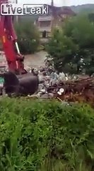 Ecologie : ils déversent des déchets bloquant une rivière... dans la rivière plus loin !