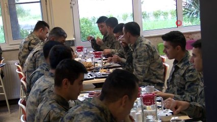 Türkiye'nin ilk ana jet üssünde Mehmetçikler bayramlaştı