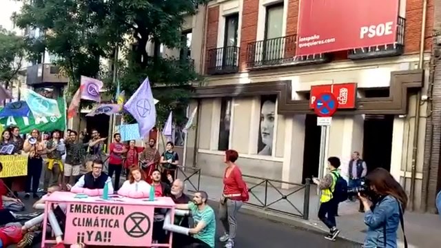 Medio centenar de personas cortan Ferraz y exigen emergencia climática