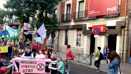 Medio centenar de personas cortan Ferraz y exigen "emergencia climática"