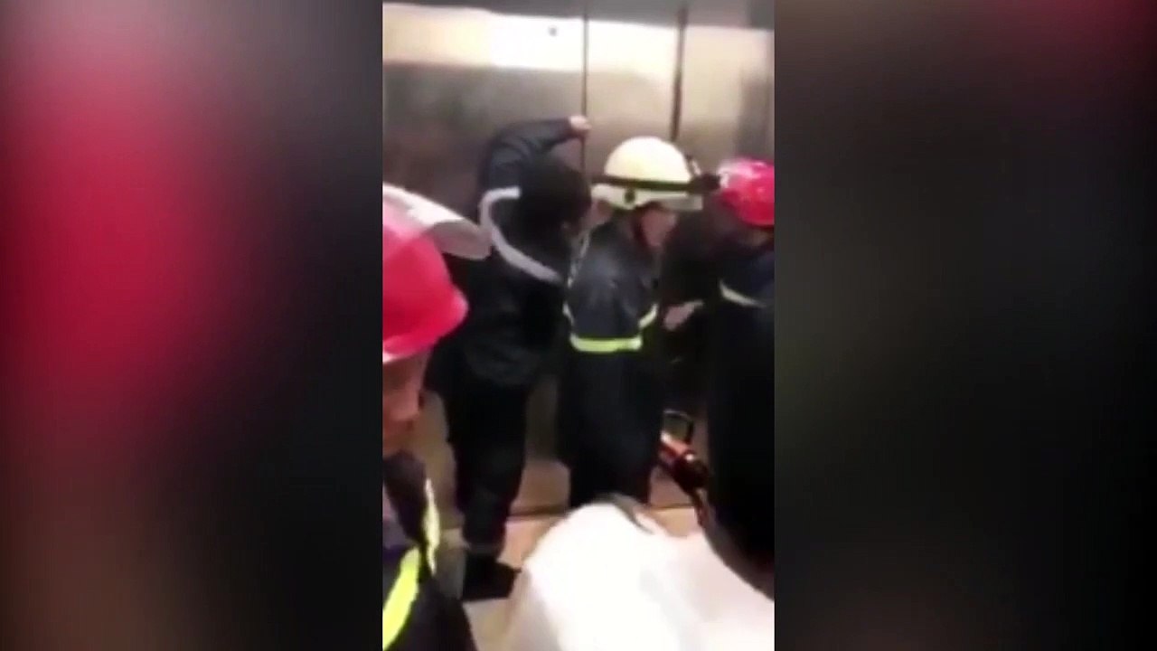 giải cứu 21 người mắc kẹt trong thang máy giữa lầu 2 và lầu 3 ở công ty TNHH Ngôi Nhà Đức (quận 1, TP.HCM). Cảnh sát phải tiếp cận giải cứu.