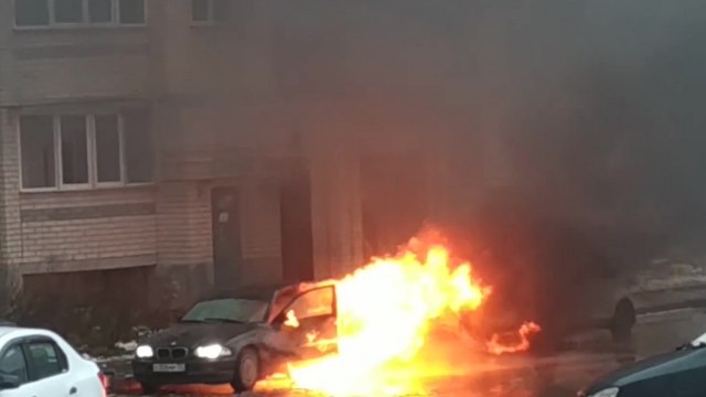 Un homme dort dans sa voiture alors qu'elle est en feu