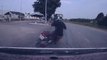 Une voiture percute un motard et le propulse sous un camion