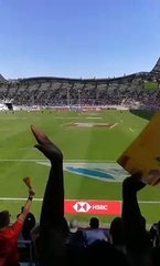 Les supporters kényans exultent après le premier essai de leur équipe face à la France !